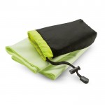 Toalha publicitária em bolsa de nylon cor verde segunda vista