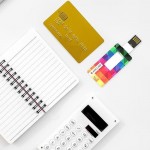 Cartão USB de tamanho reduzido em várias cores