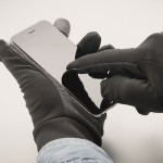 Luvas desportivas tácteis em poliéster para usar o smartphone cor preto vista fotografia quarta vista