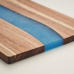 Tábua de cortar de madeira de acácia com detalhe azul de resina epóxi cor madeira vista fotografia terceira vista