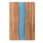Tábua de cortar de madeira de acácia com detalhe azul de resina epóxi cor madeira quarta vista