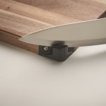 Tábua de cortar de madeira de acácia com afiador de facas cor madeira vista fotografia terceira vista
