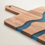 Tábua de servir de madeira de acácia com detalhe azul de resina epóxi cor madeira vista fotografia quinta vista