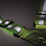 Cinto refletor ajustável com LEDs na parte dianteira e traseira cor verde fluorescente vista fotografia sétima vista