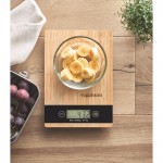 Balança de cozinha digital com logo da marca cor madeira vista de ambiente principal