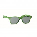 Óculos de sol clássicos com armação reciclada cor verde vista principal