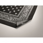 Lenço de algodão estilo bandana cor preto vista de detalhe 4