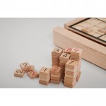 Jogo sudoku em madeira cor madeira vista de detalhe 3