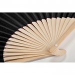 Leque de bambu com papel colorido cor preto vista de detalhe 3