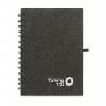 Caderno com capa de feltro e porta-caneta, folhas A5 pautadas cor cinzento-escuro vista principal segunda vista
