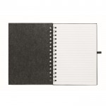 Caderno com capa de feltro e porta-caneta, folhas A5 pautadas cor cinzento-escuro quarta vista