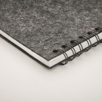 Caderno com capa de feltro e porta-caneta, folhas A5 pautadas cor cinzento-escuro vista fotografia sexta vista