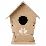 Casinha feita de aglomerado para pássaros cor madeira quarta vista com logotipo