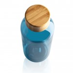 Garrafa de plástico reciclado tampa de bambu cor azul terceira vista