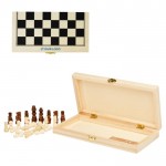 Jogo de xadrez apresentado em estojo com peças de madeira vista principal