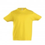 Modelo infantil de t-shirt para publicidade cor amarelo-escuro