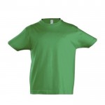 Modelo infantil de t-shirt para publicidade cor verde
