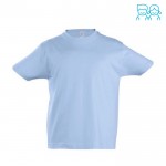 Modelo infantil de t-shirt para publicidade cor azul pastel
