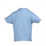 Modelo infantil de t-shirt para publicidade cor azul pastel vista posterior