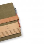 Caderno em tecido reciclado com banda magnética A5 folhas com linhas cor verde segunda vista com caixa
