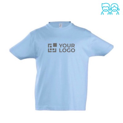 Modelo infantil de t-shirt para publicidade cor azul pastel