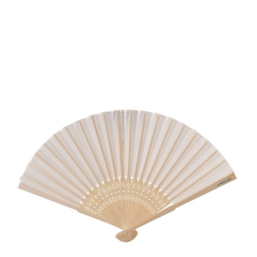 Leque de bambu com padrões decorativos na trama