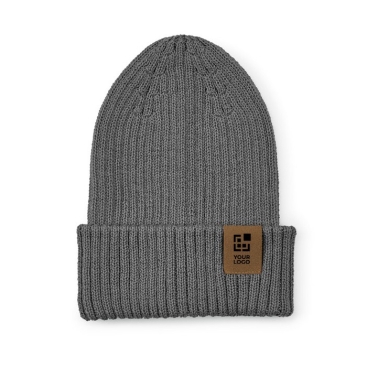 Gorro de algodão reciclado com patch e acabamento em nervuras