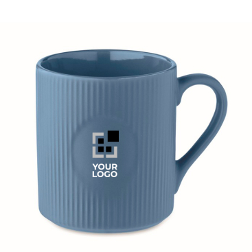 Caneca de cerâmica de cor mate com um acabamento em relevo 340 ml