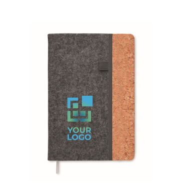 Caderno com capa de feltro rPET e detalhe de cortiça na lateral A5