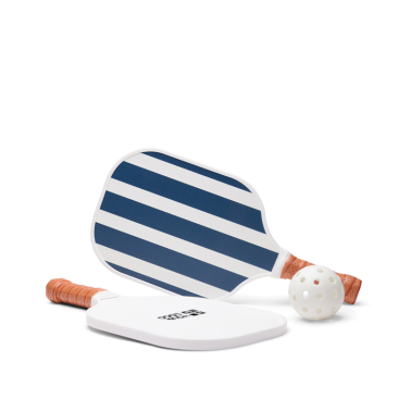 Jogo de pickleball com raquetes de madeira e bola para jogar