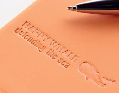 Baixo-relevo em merchandising promocional Baixo-relevo em merchandising promocional